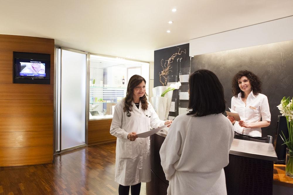 Grand Hotel Des Iles Borromees & Spa Stresa Esterno foto Researchers at the CRV