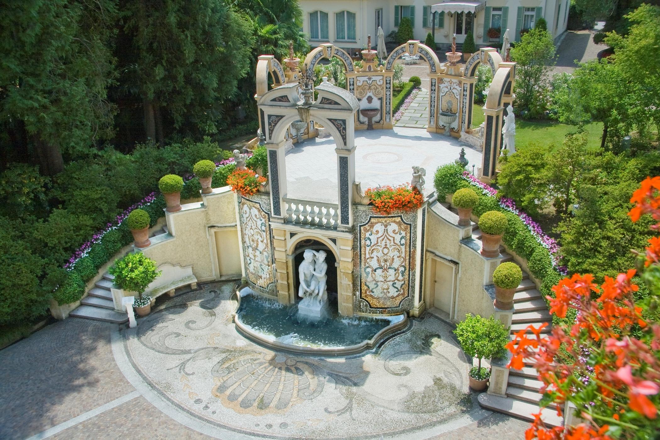 Grand Hotel Des Iles Borromees & Spa Stresa Esterno foto The fountain at the entrance of the hotel