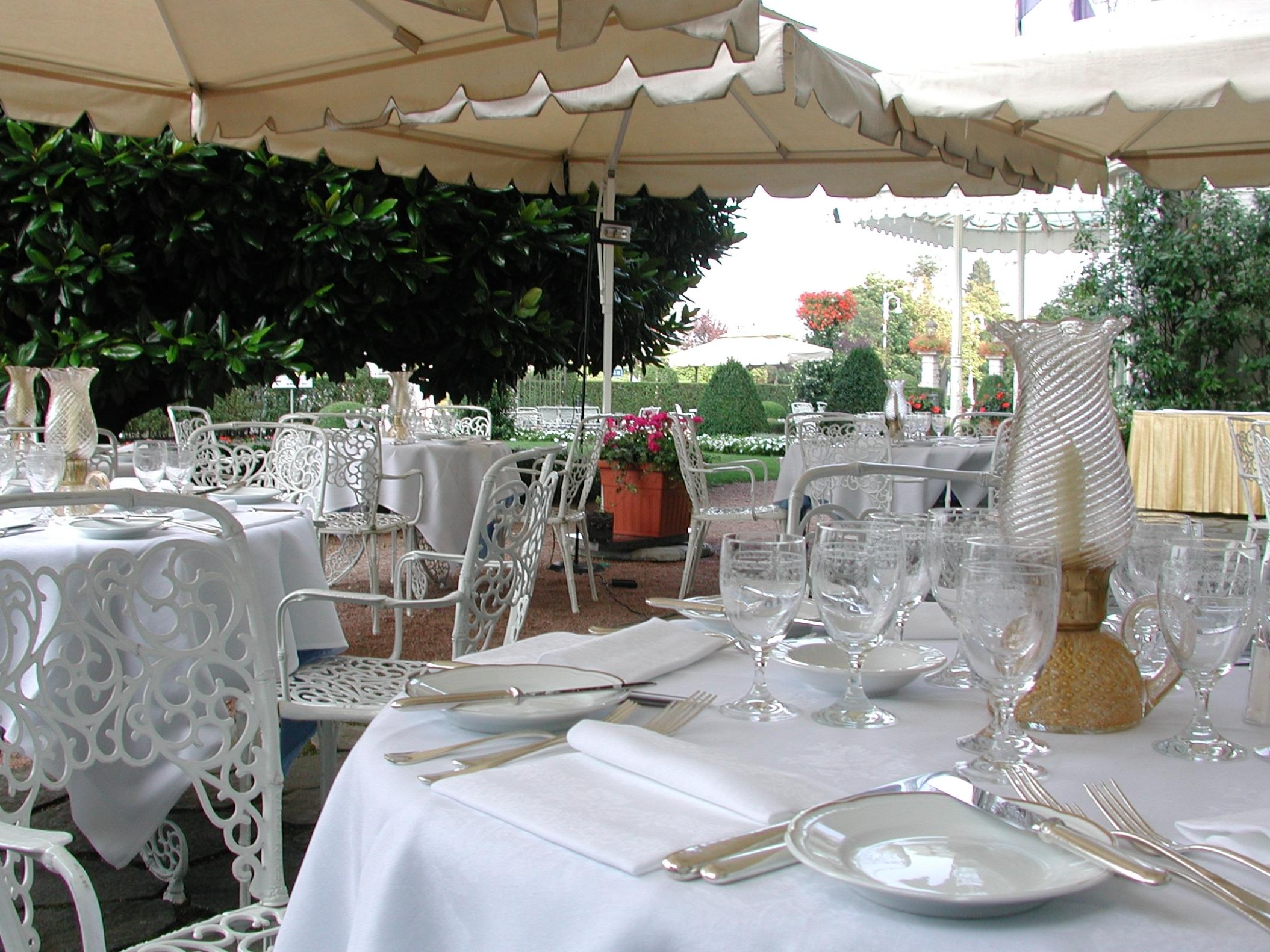 Grand Hotel Des Iles Borromees & Spa Stresa Esterno foto A table set for a formal meal