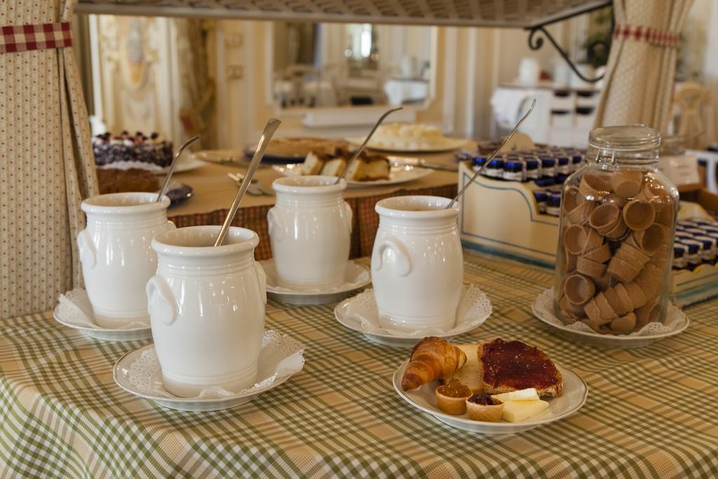 Grand Hotel Des Iles Borromees & Spa Stresa Esterno foto A selection of teas at the hotel