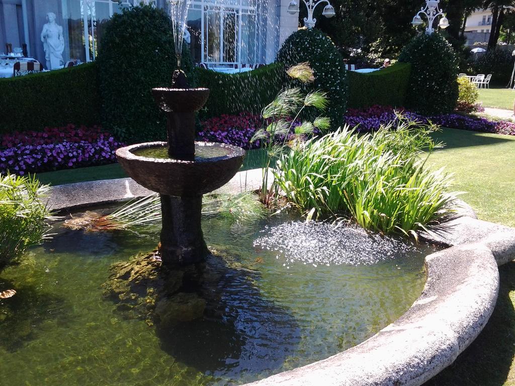 Grand Hotel Des Iles Borromees & Spa Stresa Esterno foto Fountain at the entrance of the hotel