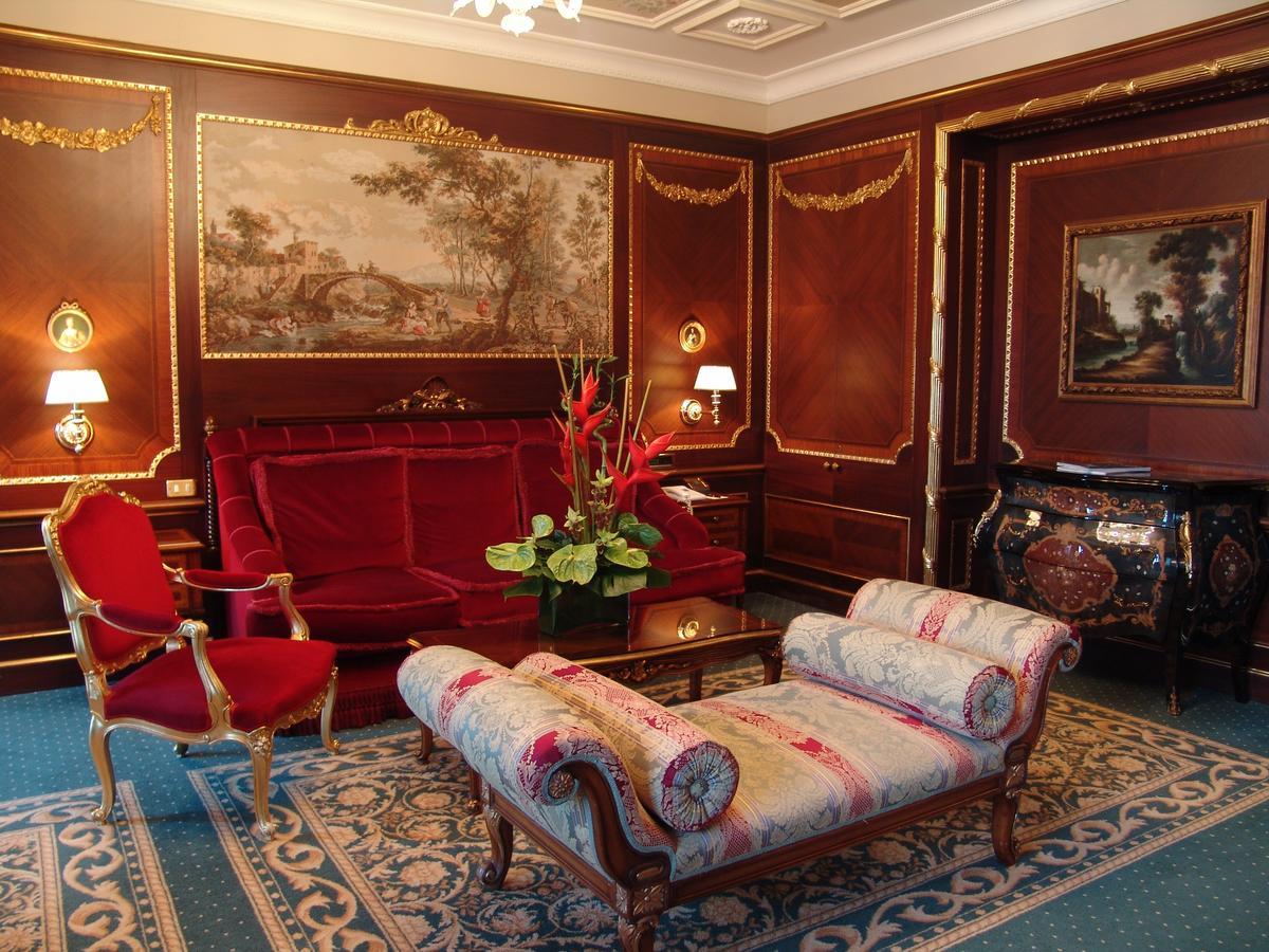 Grand Hotel Des Iles Borromees & Spa Stresa Esterno foto A living room in the hotel