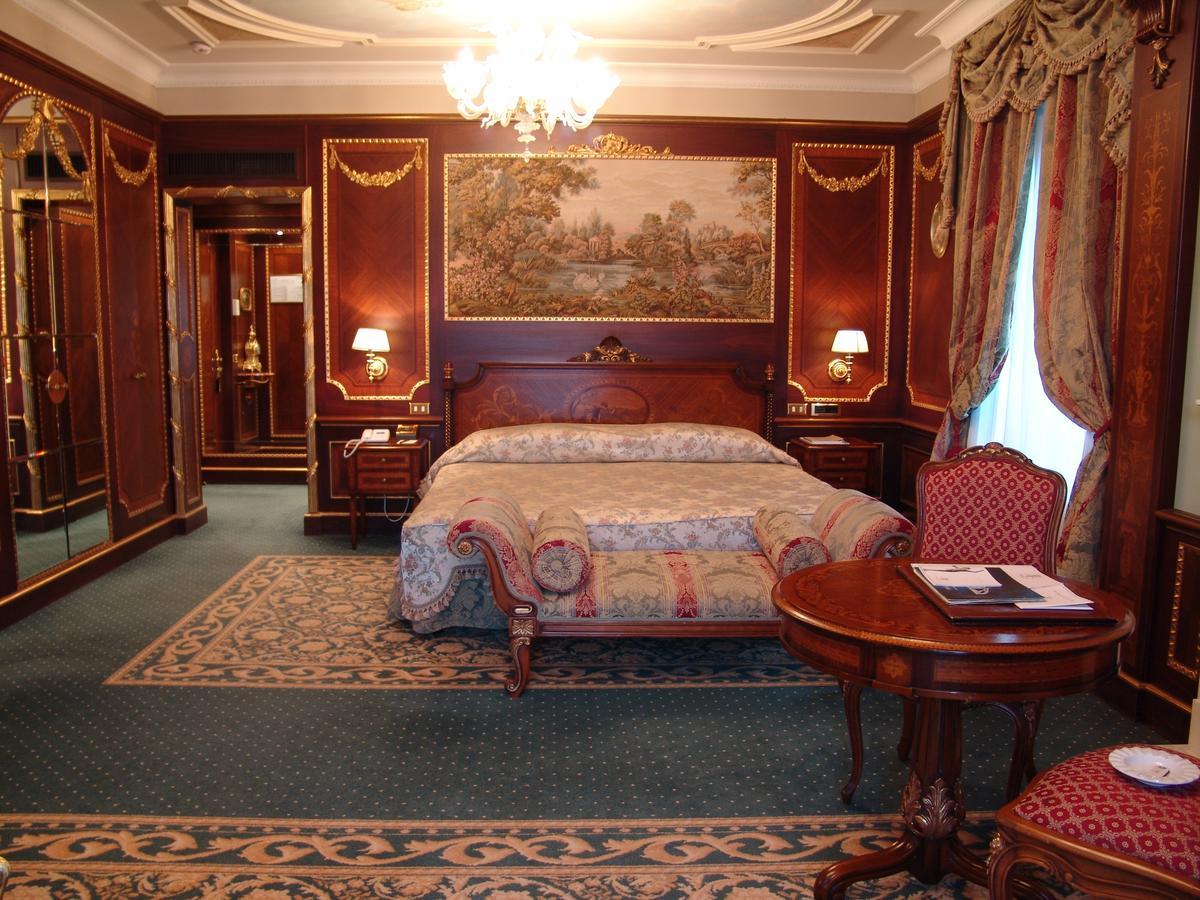 Grand Hotel Des Iles Borromees & Spa Stresa Esterno foto A suite at the Grand Hotel