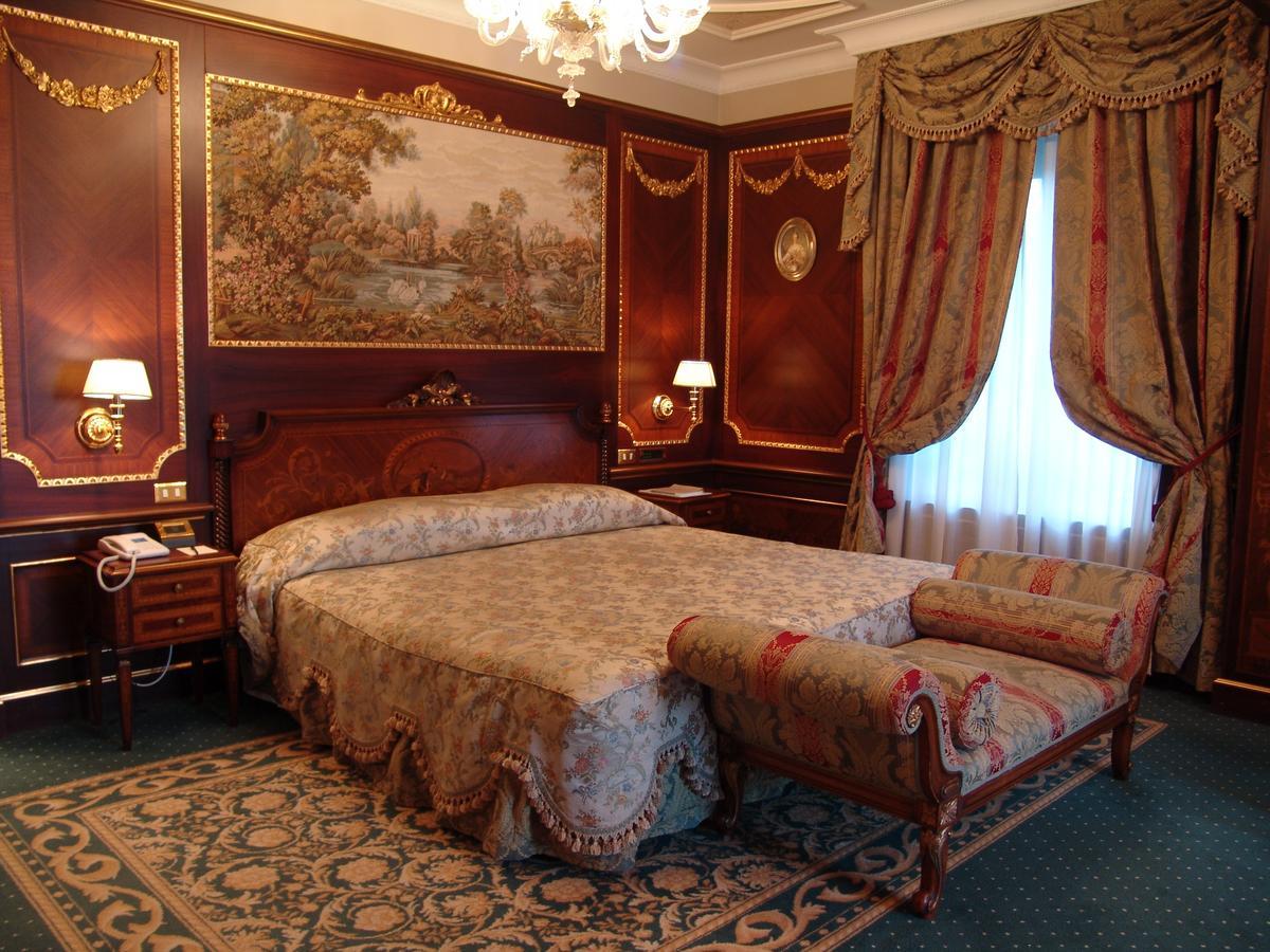 Grand Hotel Des Iles Borromees & Spa Stresa Esterno foto A bedroom at the hotel