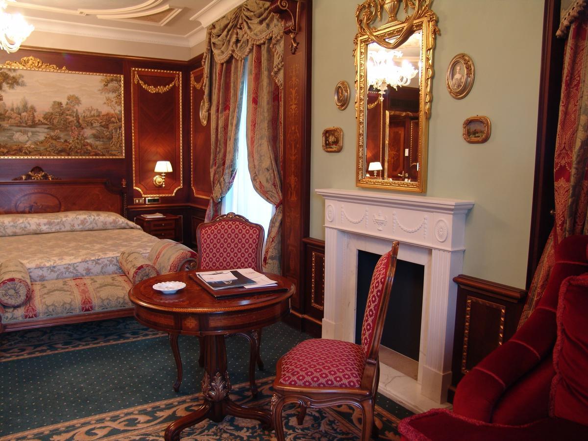 Grand Hotel Des Iles Borromees & Spa Stresa Esterno foto A room at the hotel