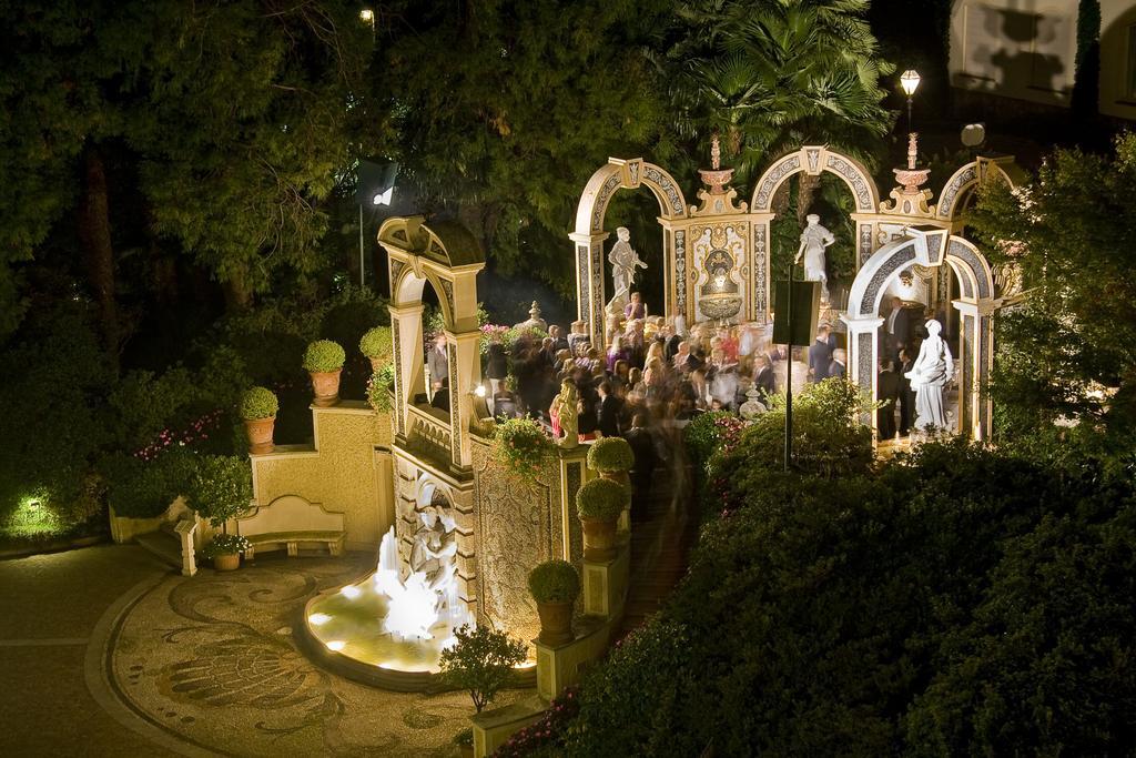 Grand Hotel Des Iles Borromees & Spa Stresa Esterno foto The fountain at night